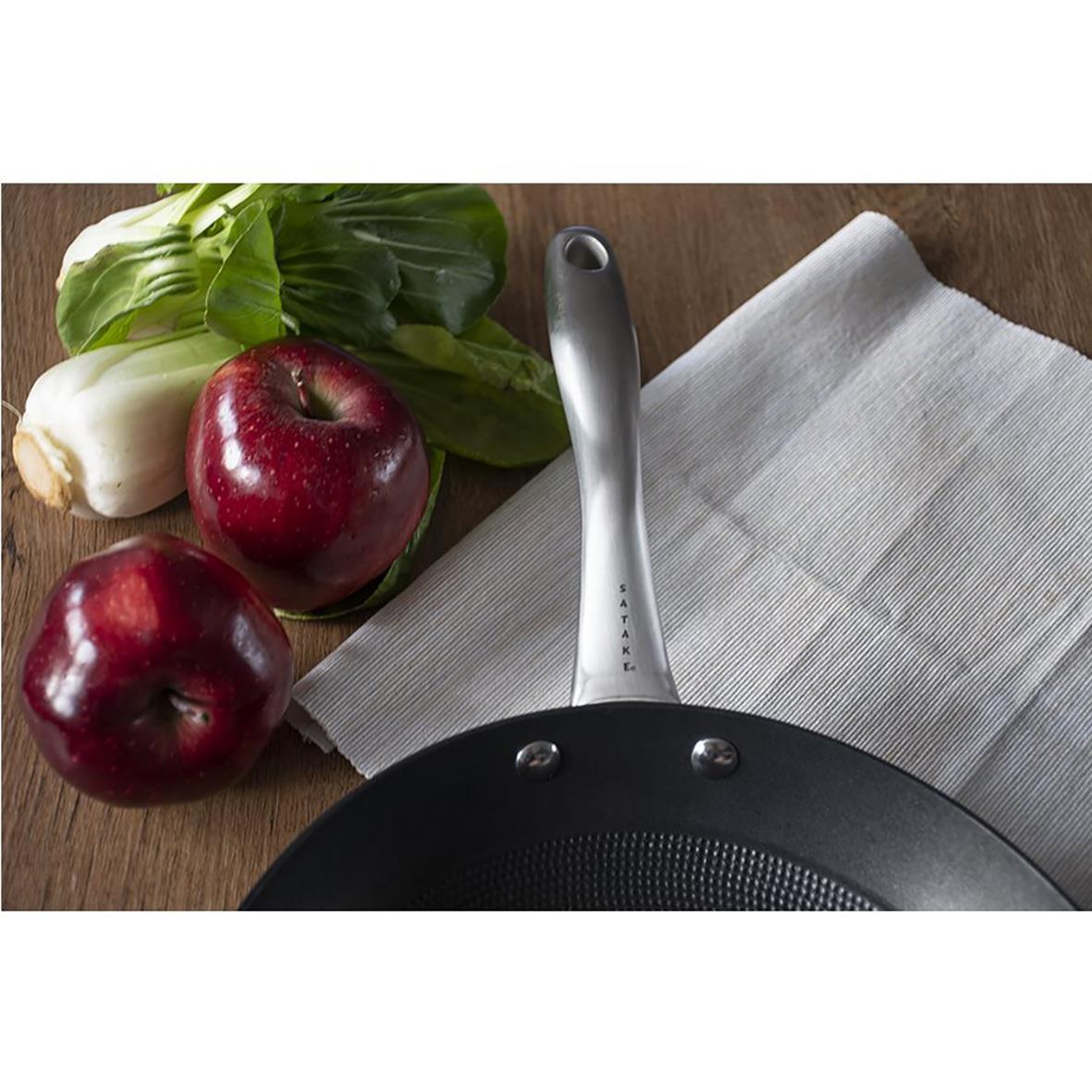 Stekpanna Satake Lättviktsgjutjärn Ø24cm med grönsaker och äpplen på träbord