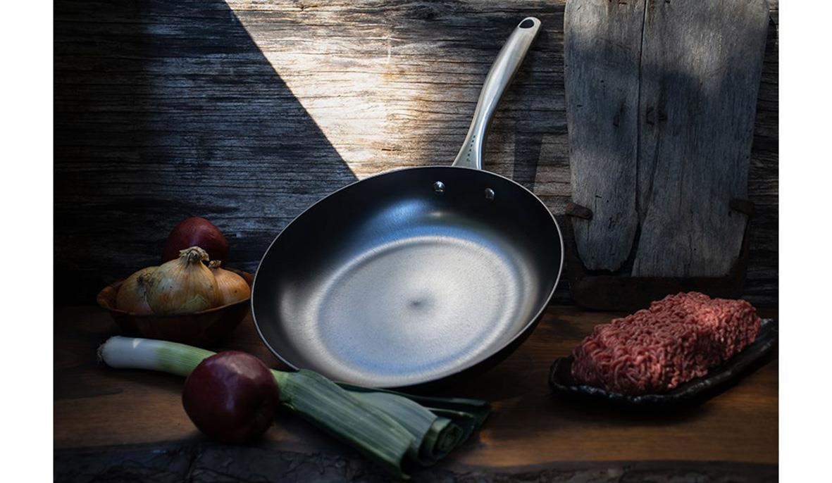 Stekpanna Satake Nitriding Ø28cm med kött och grönsaker på träbord