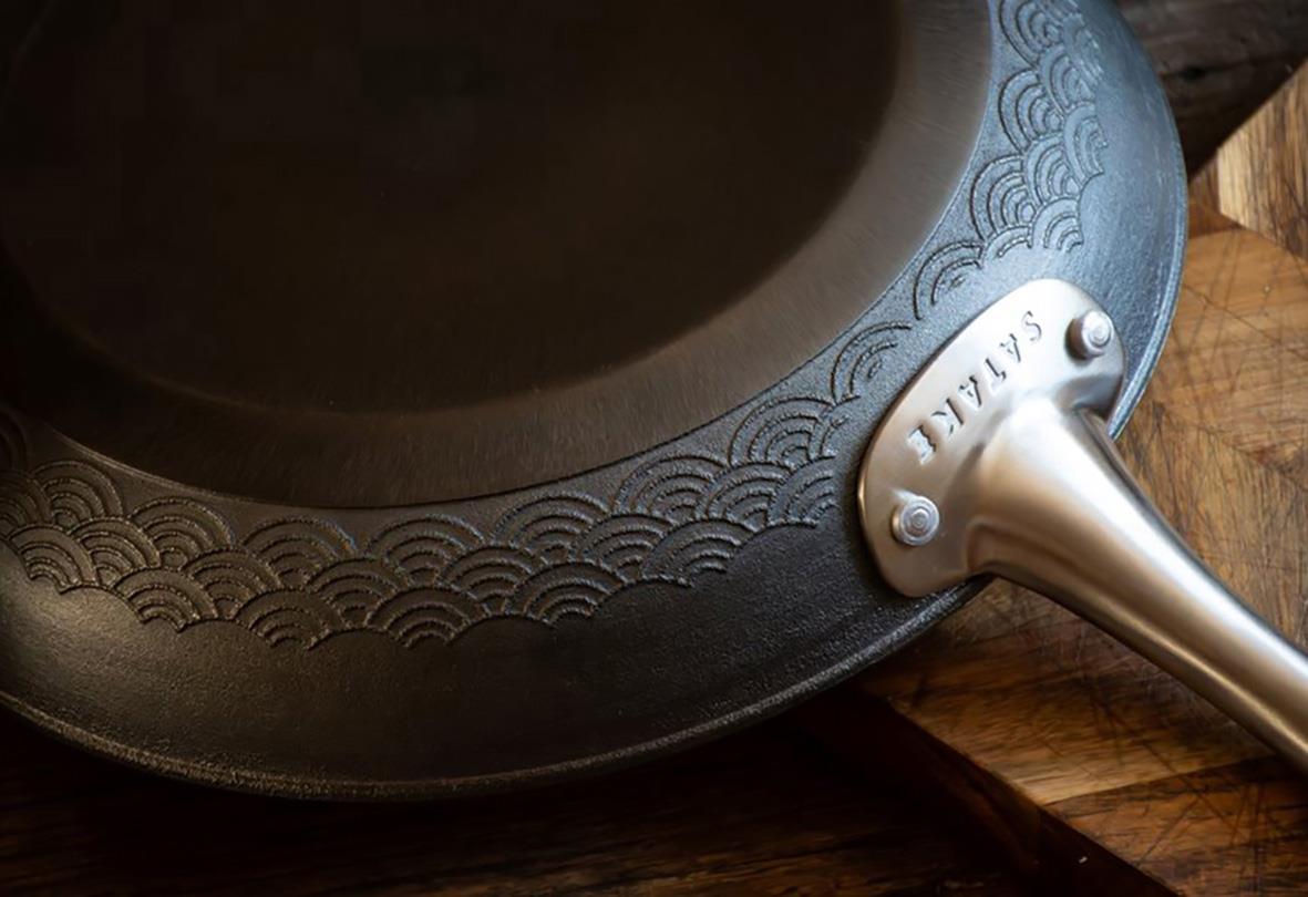 Stekpanna Satake Nitriding Ø24cm med dekorativt mönster och metallhandtag