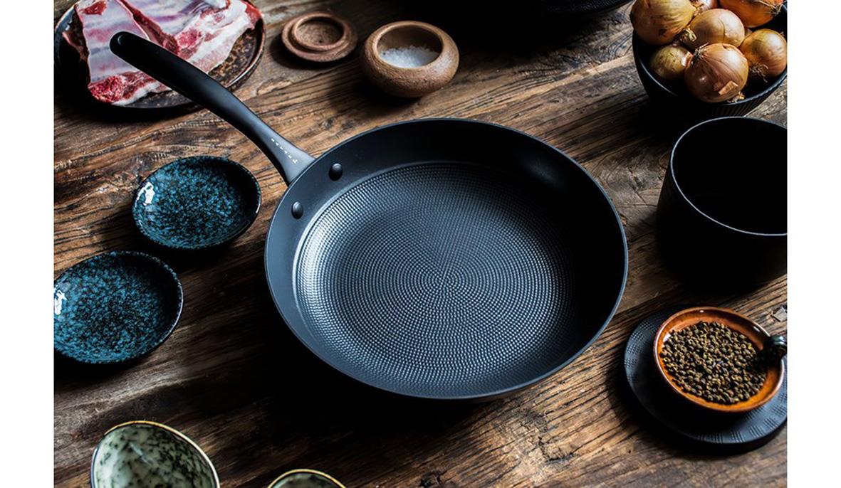 Lättviktsgjutjärn stekpanna Satake Ø28cm på träbord med kryddor och skålar