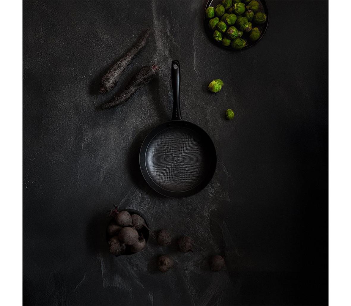 Lättviktsgjutjärn stekpanna Satake Ø28cm på mörk bakgrund med gröna ärtor och rödbetor