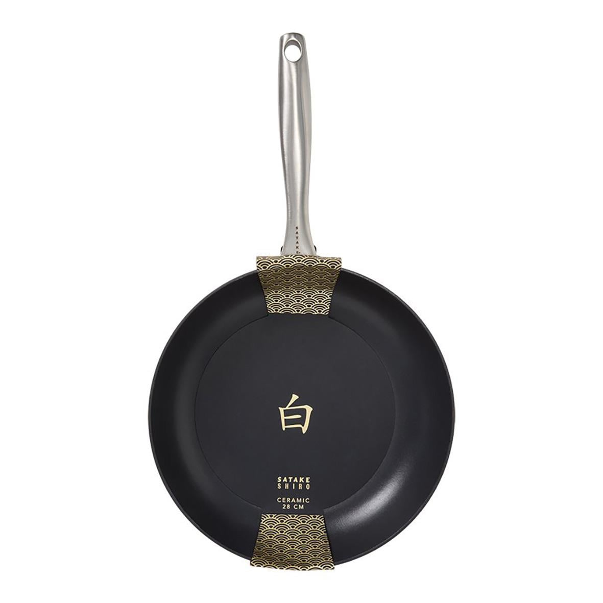 Svart stekpanna Satake Shiro Ø28cm med silverhandtag och gulddetaljer