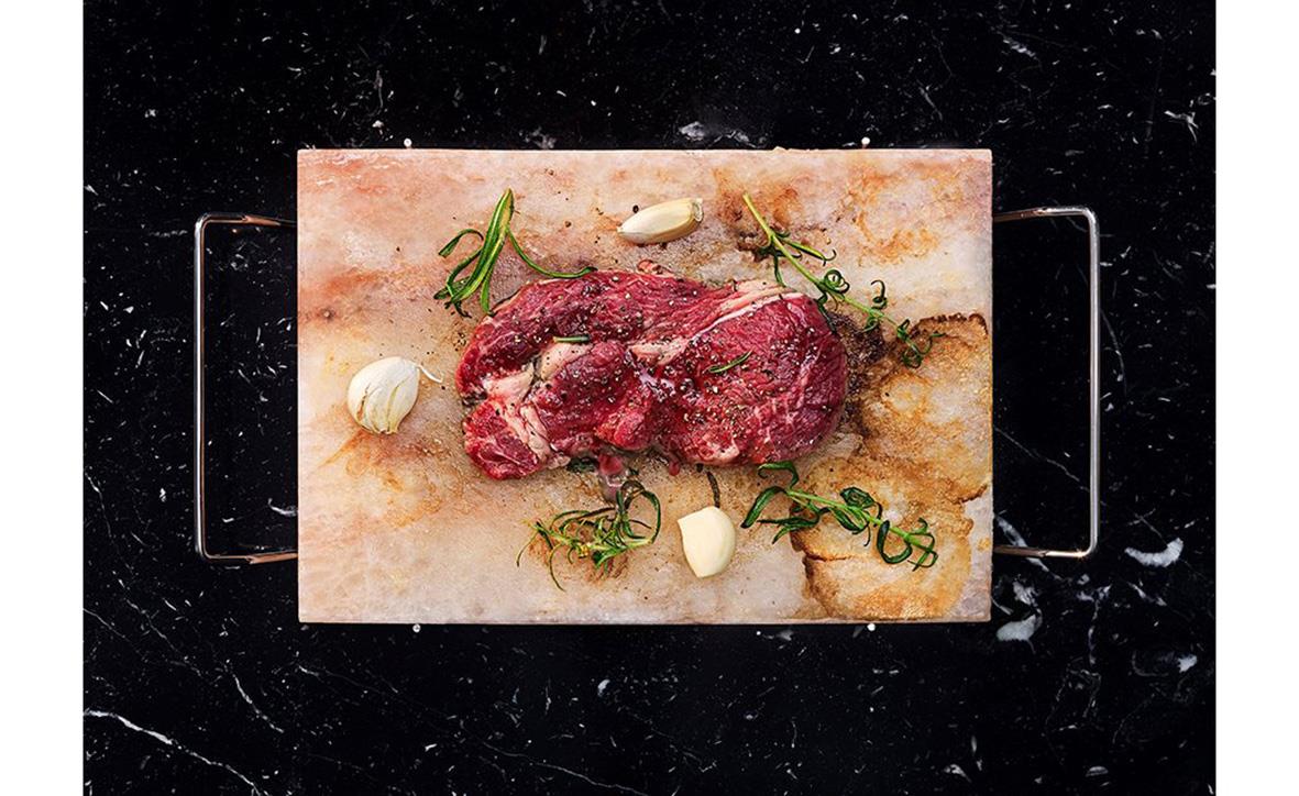 Saltsten Satake inklusive hållare 300x200x30mm med kött och vitlök på skärbräda