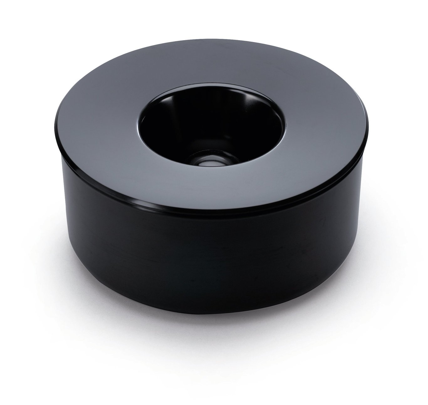 Askkopp i svart plast med rund form och djup för dryck