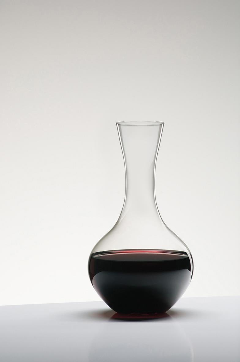Karaff Riedel Syrah fylld med rödvin, elegant design, av glas