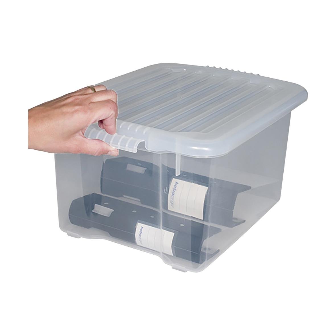 Transparent förvaringslåda med lås och 15L kapacitet, hand som öppnar locket
