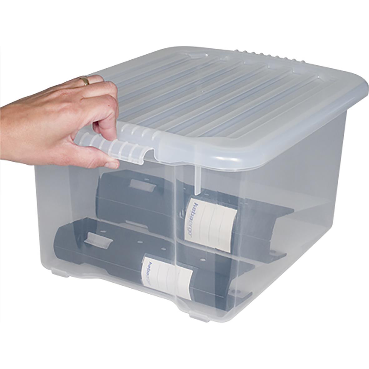 Transparent förvaringslåda med lock och lås, 55L, hand som öppnar locket