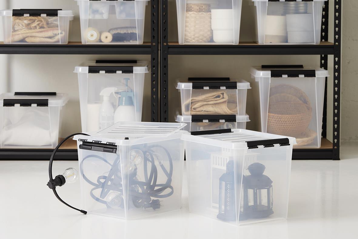 Förvaringslåda SmartStore Classic 20L transparent med lock och innehåll i ett förrådsutrymme