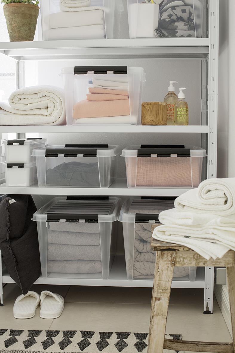 Förvaringslåda SmartStore Classic 20L transparenta plastlådor på hylla med tvätt och handdukar