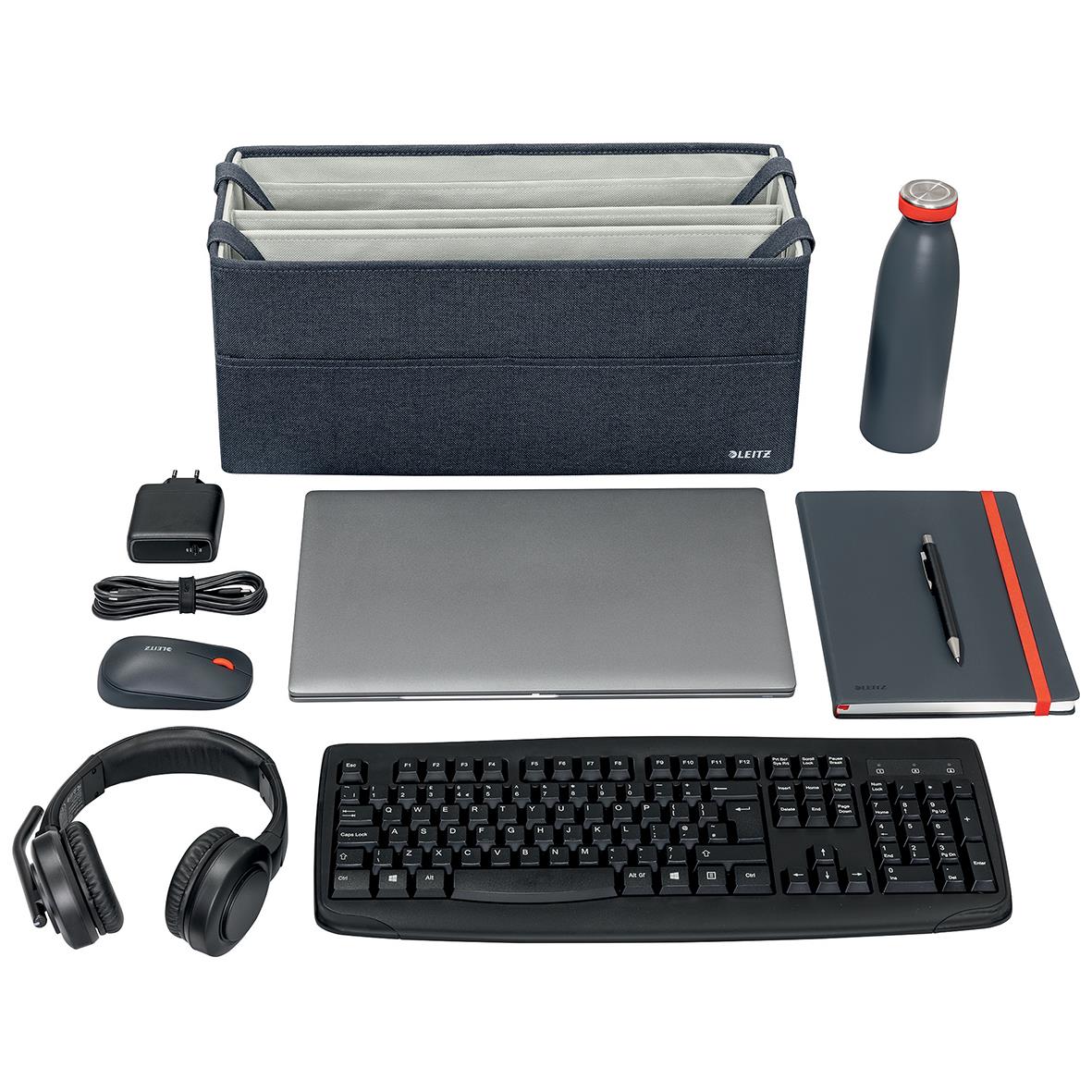 Grå tygklädd mobilförvaring med dator, tangentbord, mus, hörlurar, vattenflaska, penna och anteckningsbok
