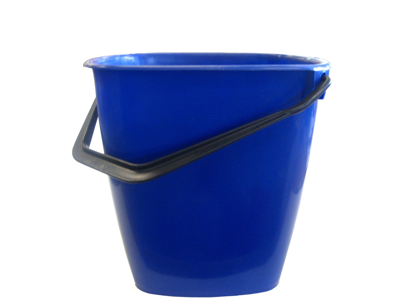 Blå hink med 14 liters kapacitet och svart handtag