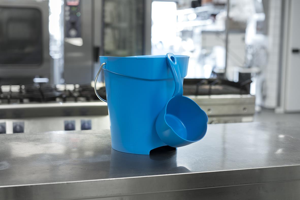 Blå hink Vikan med 6L kapacitet och tillhörande skopa på köksbänk