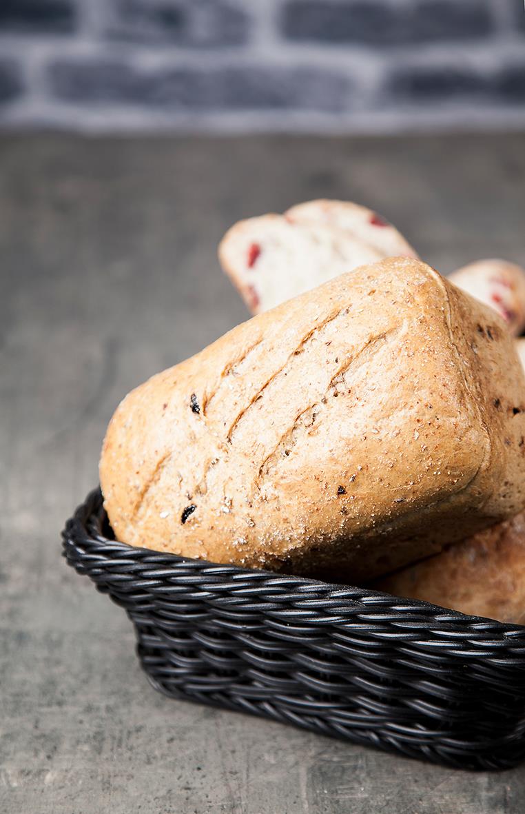 Bröd i svart rektangulär brödkorg på en mörk yta