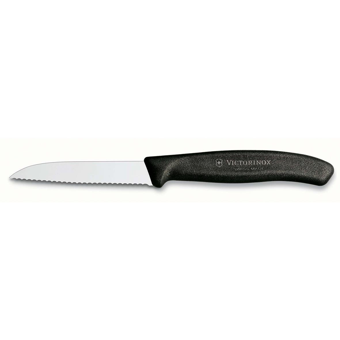 Svart skalkniv från Victorinox med tandad 8 cm blad och svart handtag