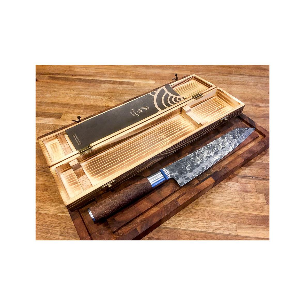 Kockkniv Satake Kuro Kiritsuke 23cm med träask och stenblock på träskärbräda