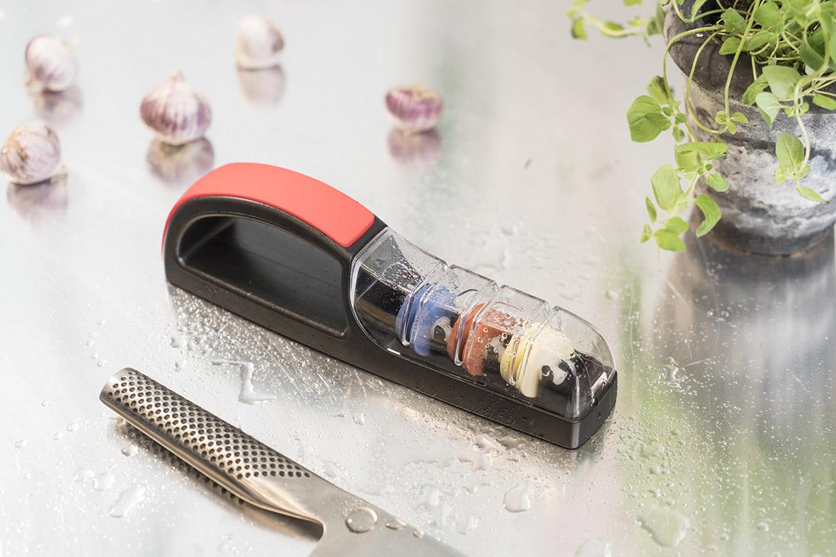 Knivslip Minosharp MC-550 med slipstenar och kniv på köksbänk