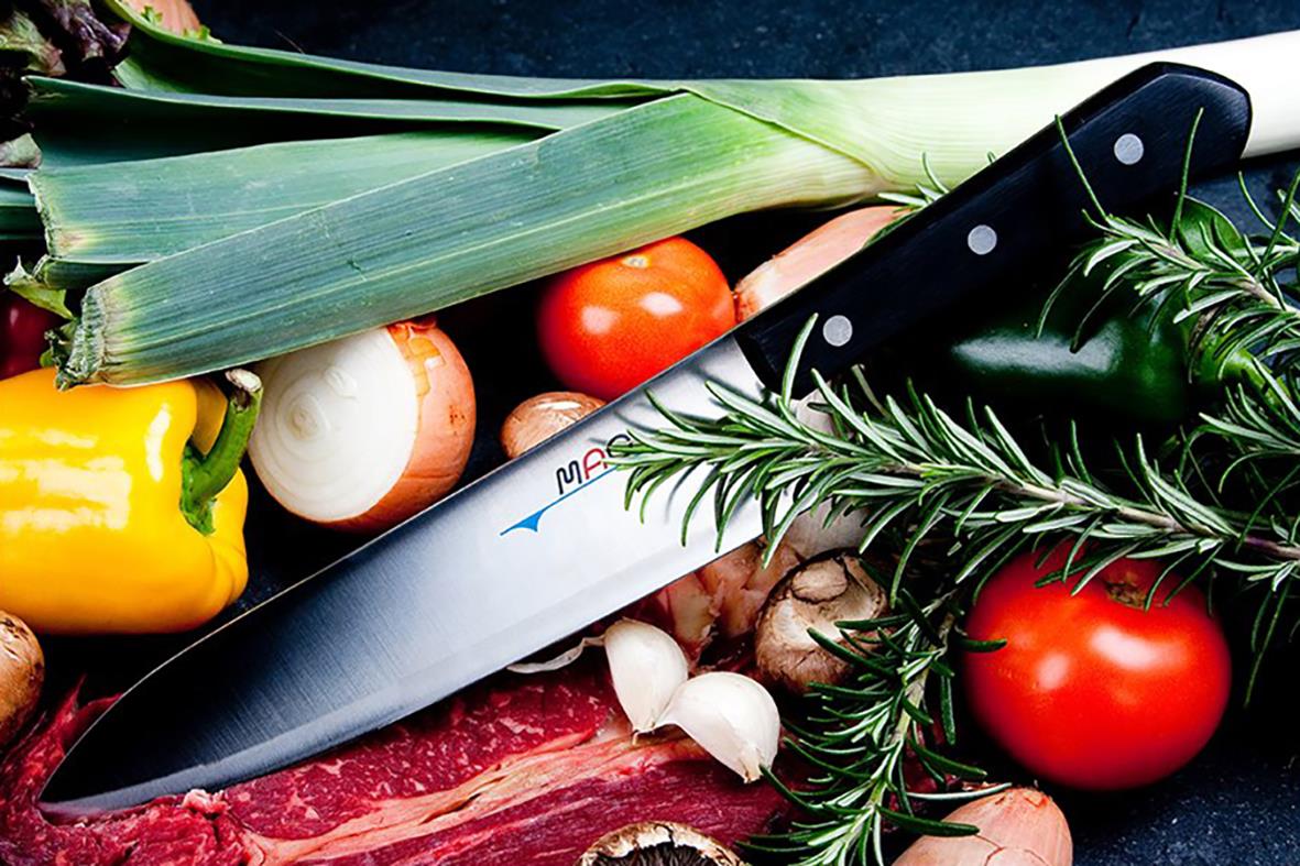 Kockkniv Mac BK-80 21cm omgiven av grönsaker och kött