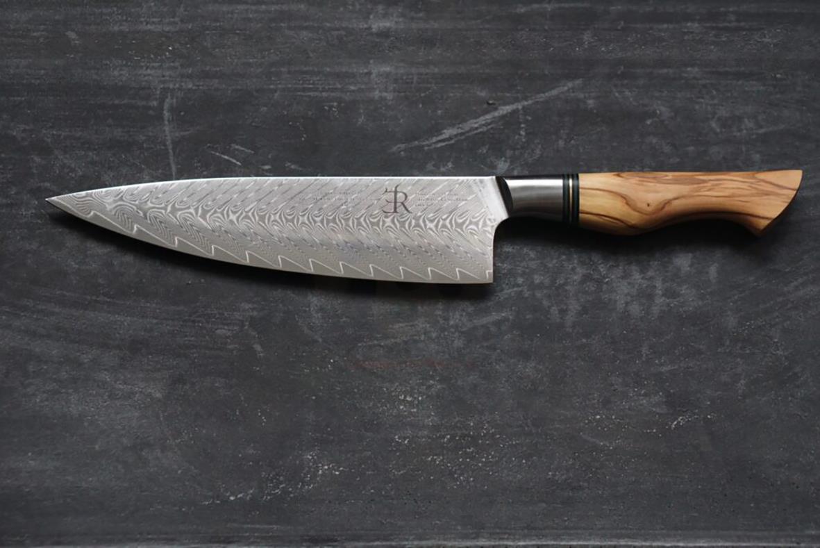 Kockkniv Ryda Knives 21cm med trähandtag på mörk bakgrund