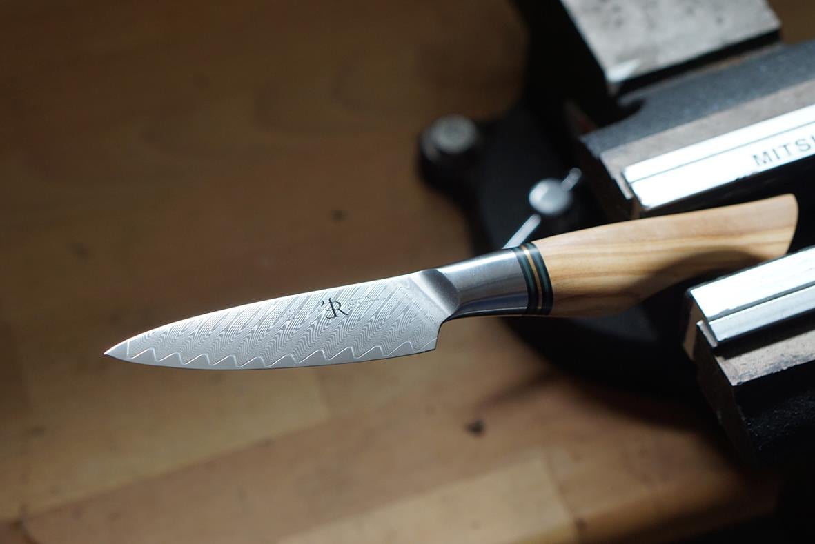 Skalkniv Ryda Knives 22cm med trähandtag och vass blad liggande på arbetsbänk