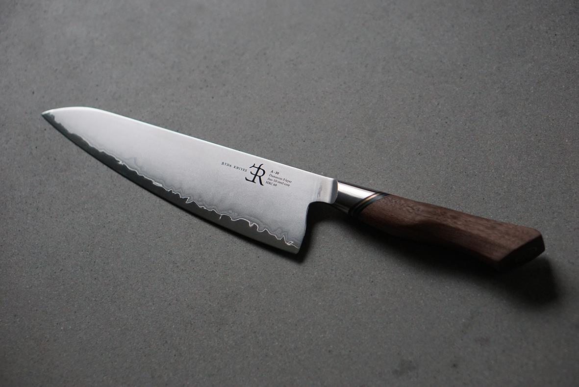 Kockkniv Ryda Knives A-30 20cm med trähandtag på grå bakgrund