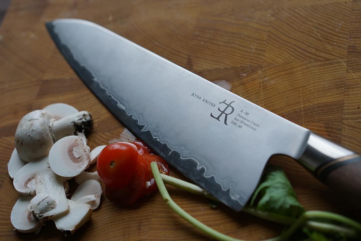 Kockkniv Ryda Knives A-30 20cm med svamp, tomat och grönsaker på träbänk