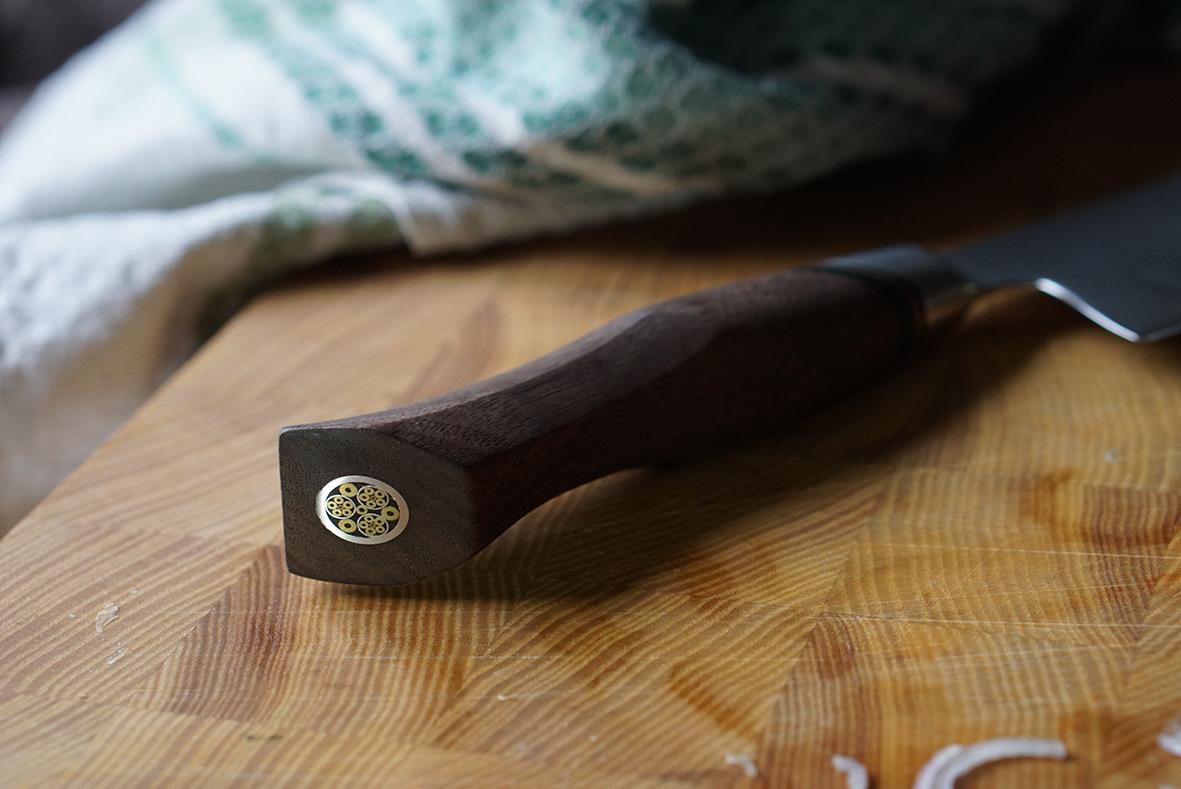 Kockkniv Ryda Knives A-30 20cm med trähandtag på träskärbräda