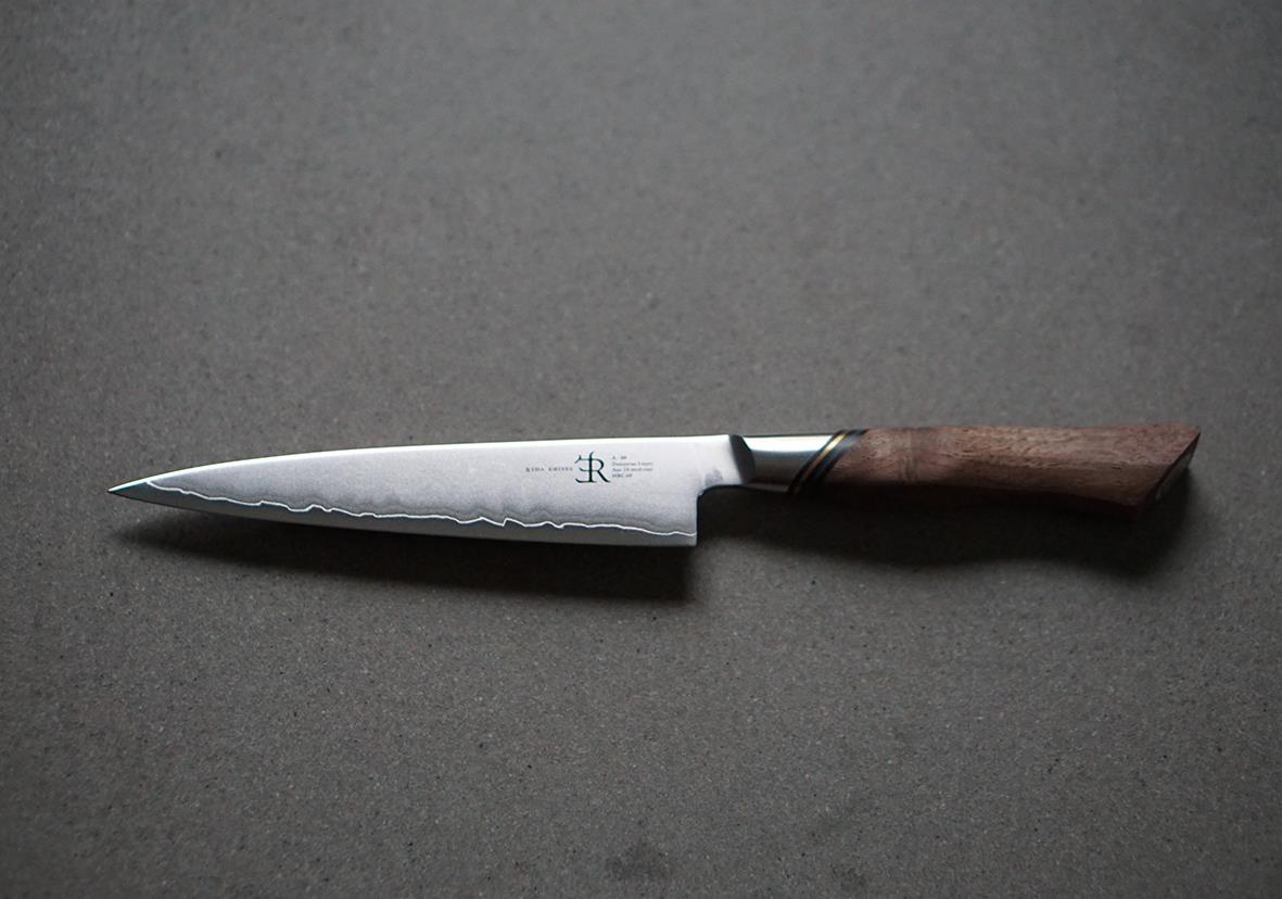 Allkniv Ryda Knives A-30 14cm med trähandtag på mörk bakgrund