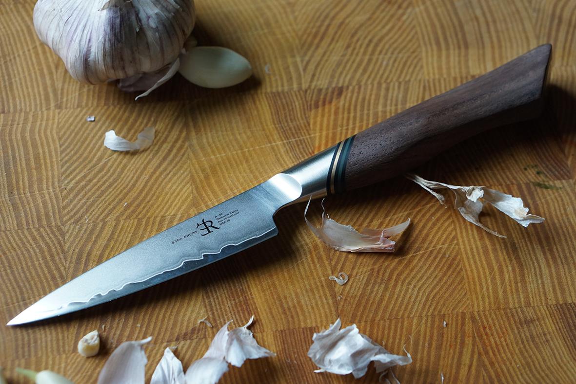 Skalkniv Ryda Knives A-30 9cm med trähandtag på träbord, omgiven av äggskal