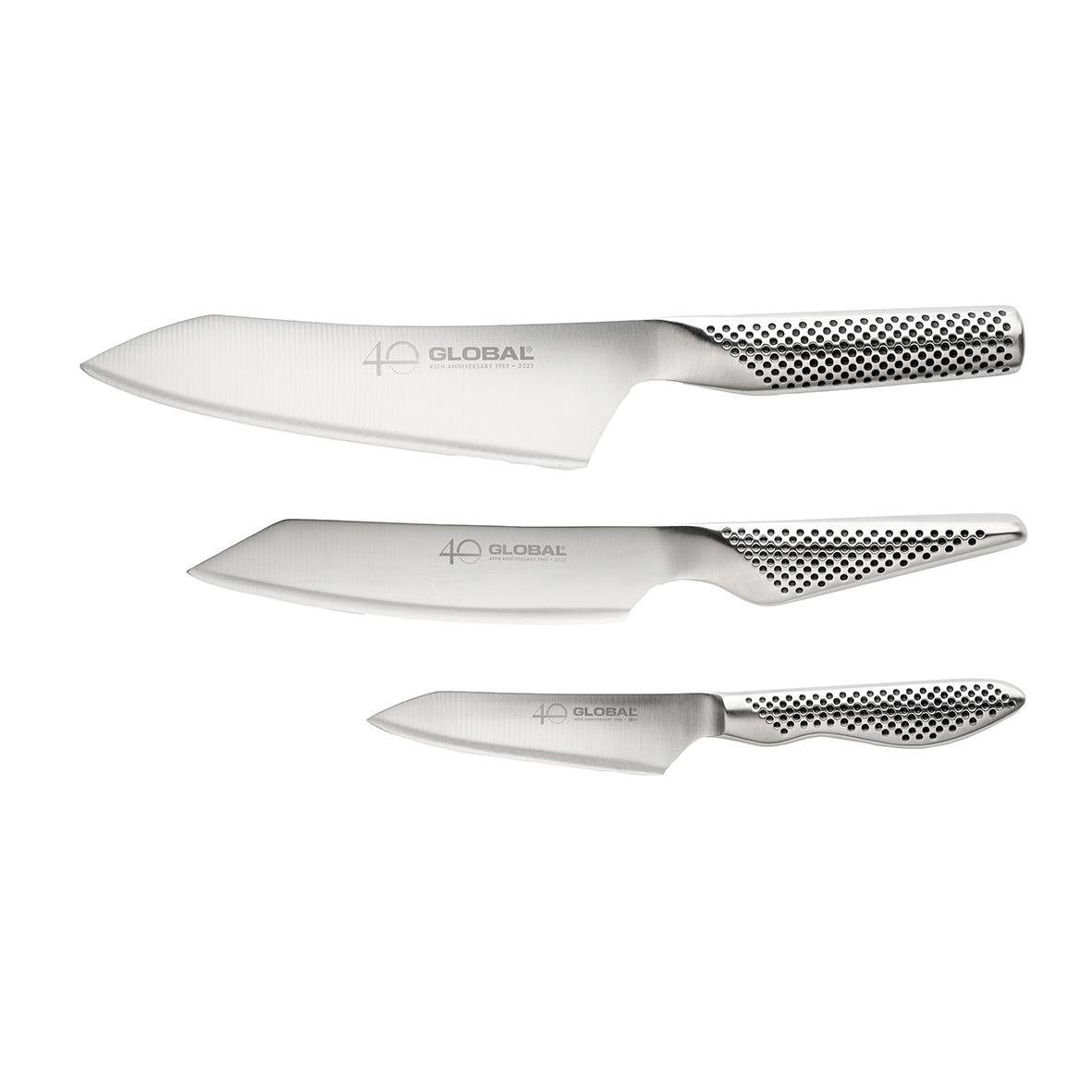 Knivset med tre olika storlekar, silverfärgade blad och handtag med svart och vitt prickmönster