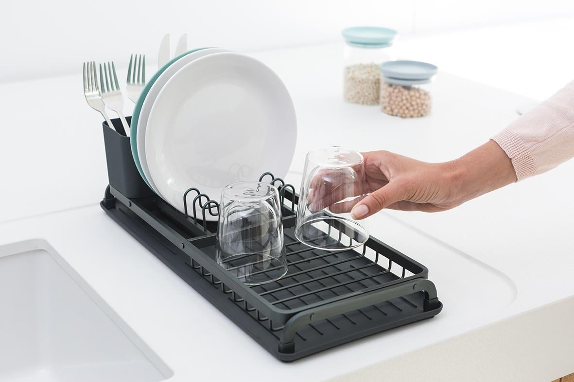 Diskställ Brabantia Sinkside Kompakt mörkgrå med tallrikar och glas på köksbänk