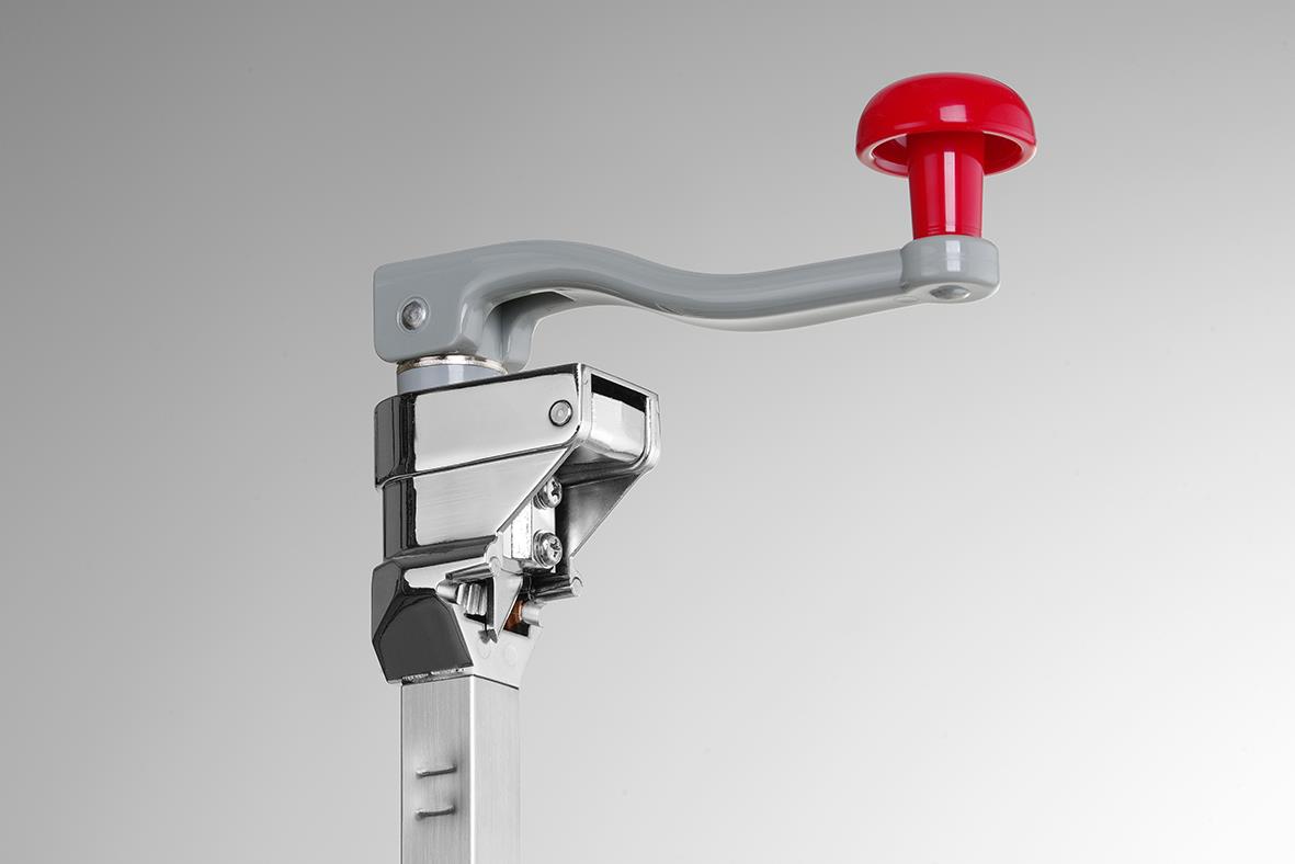 Konservöppnare Hendi med röd handtag och metallkropp