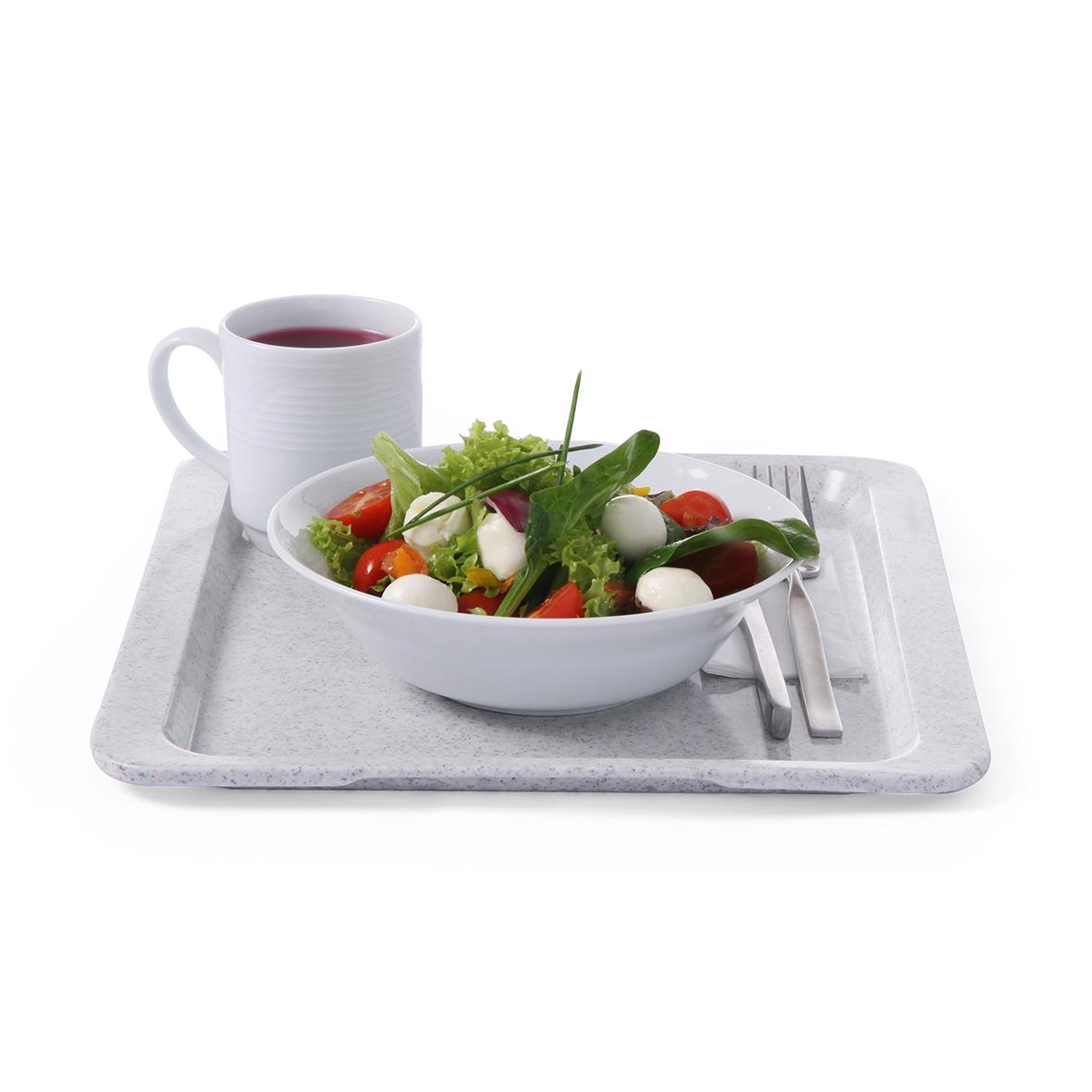 Grå bricka med vit skål fylld med sallad, en kopp och bestick