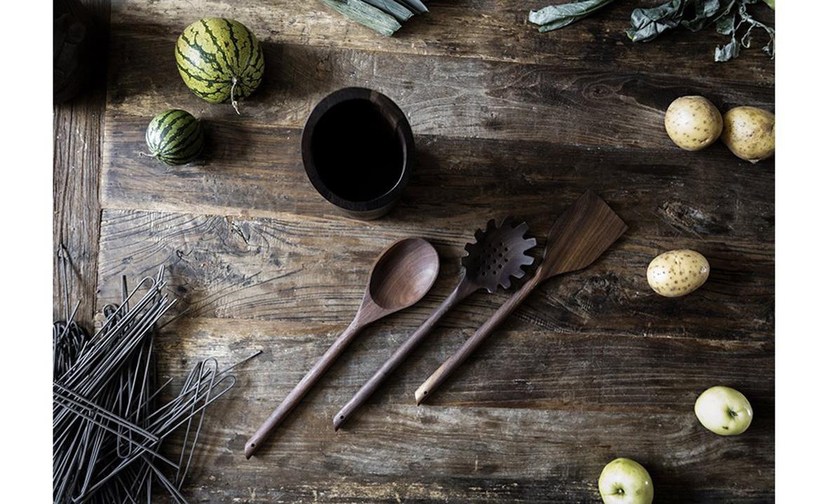 Satake redskapsställ med tre valnötsfärgade köksredskap på träbord