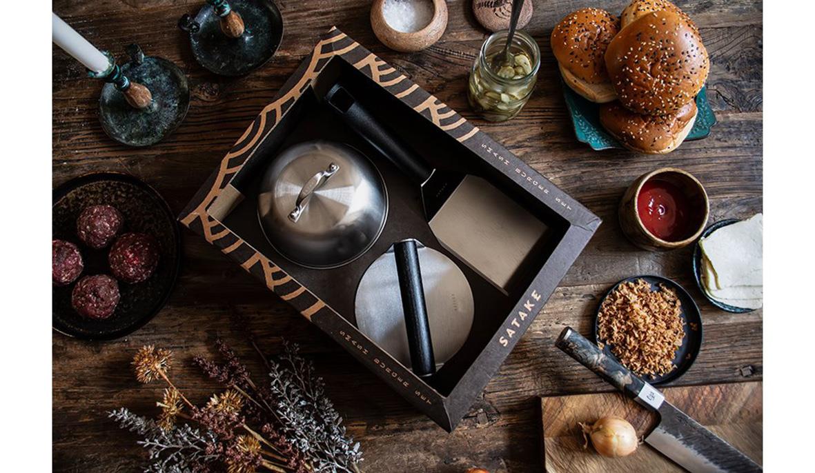 Smashburgerset Satake Stekspade, Press & Cloche i presentförpackning på träbord med bakgrund av mat och kryddor