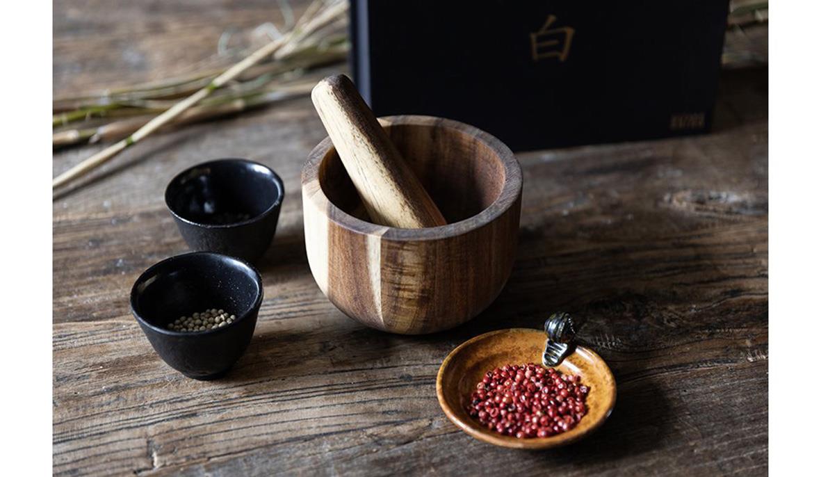 Mortel Satake Shiro Akacia Ø125x90mm med mortel och kryddor på träbord