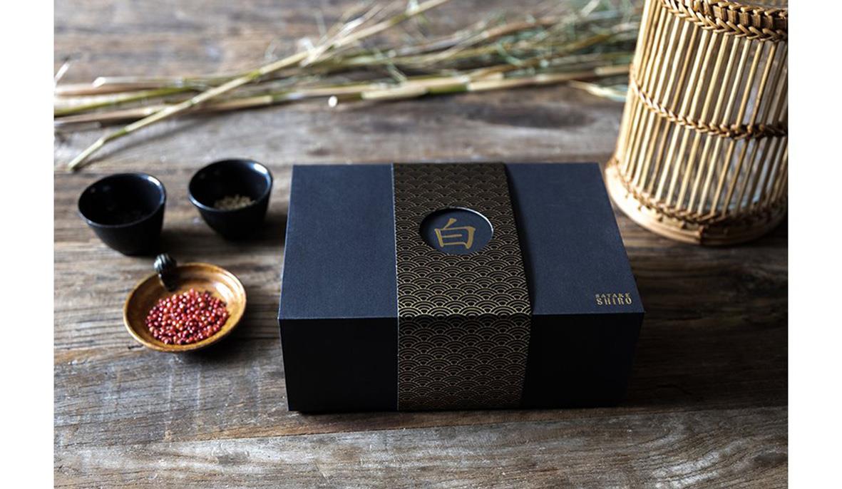 Presentförpackning av Mortel Satake Shiro Akacia Ø125x90mm med små skålar och bambu