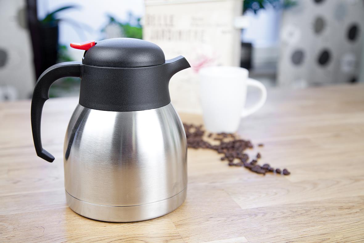 Termoskanna Exxent rostfri insats 1,5L på träbord med kaffebönor och vit mugg i bakgrunden