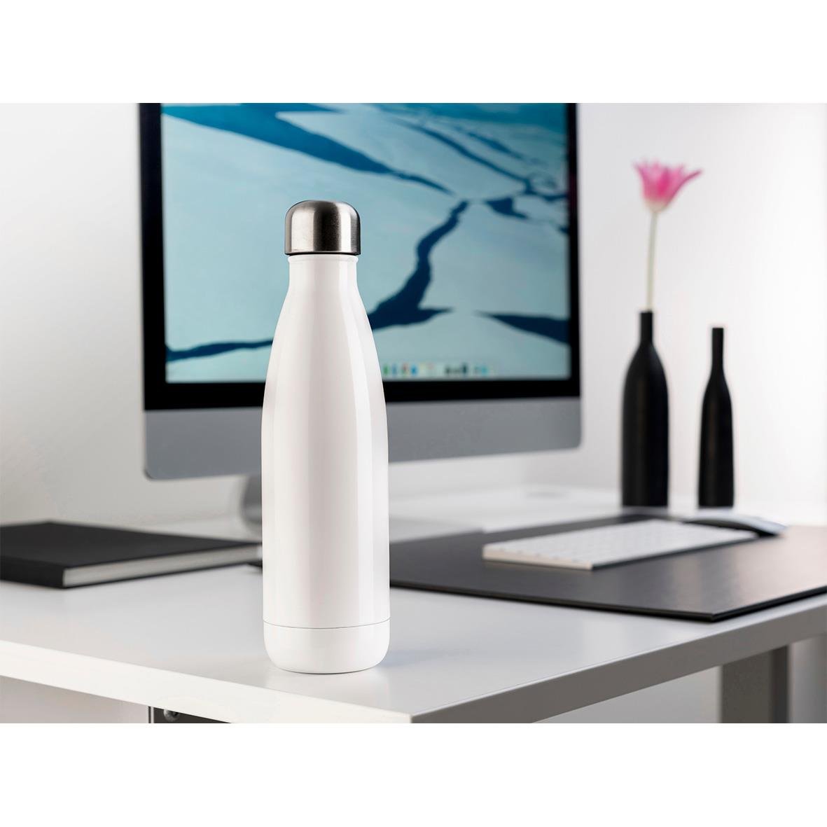 Vit vattenflaska JobOut 500ml stående på skrivbord med dator och växter i bakgrunden