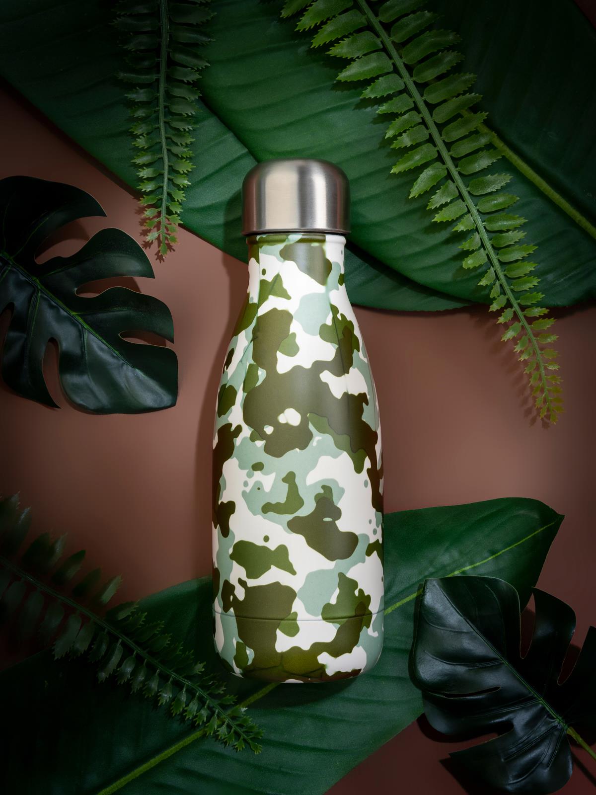 " JobOut Mini Camouflage 280ml med grönt kamouflagemönster, omgiven av gröna växter"