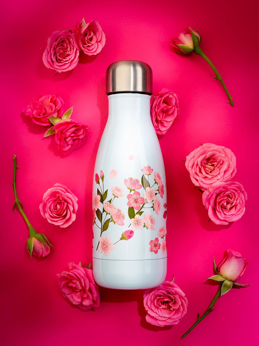 Vattenflaska JobOut Mini Floral 280ml med rosa blommor på vit bakgrund, omgiven av rosa rosor