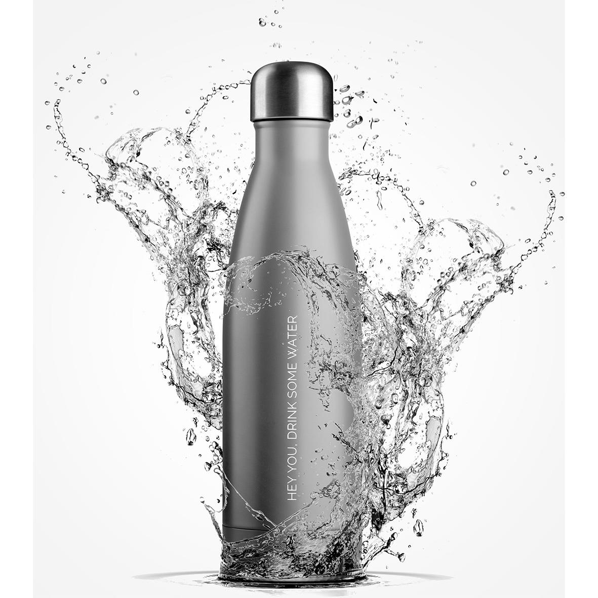 Vattenflaska i mattsvart grå färg med 500ml kapacitet, omgiven av vattenstänk