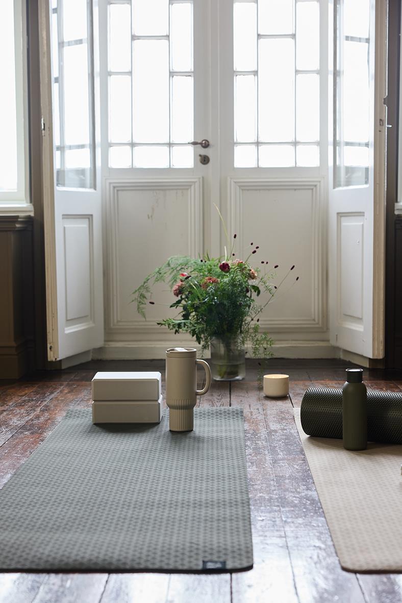 Termosmugg Sagaform Talia beige på matta framför fönsterdörrar med blommor och yogamatta
