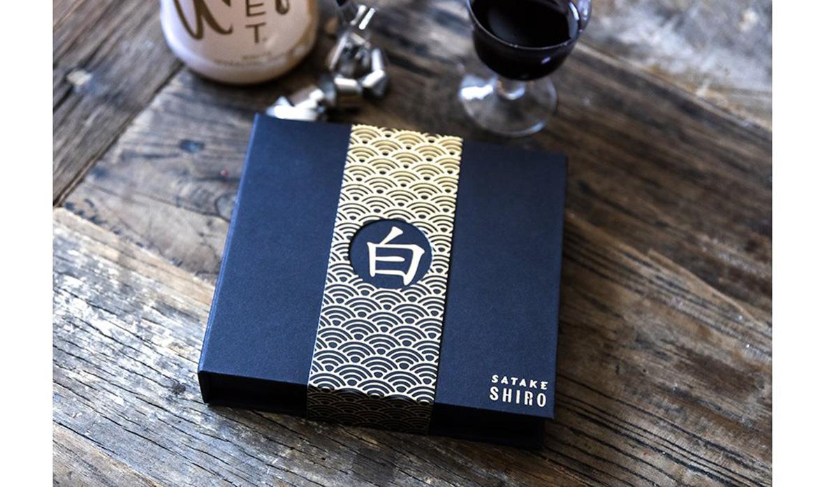 Vinset Satake Shiro med öppnare, drop-stopper och kork i presentförpackning på träbord