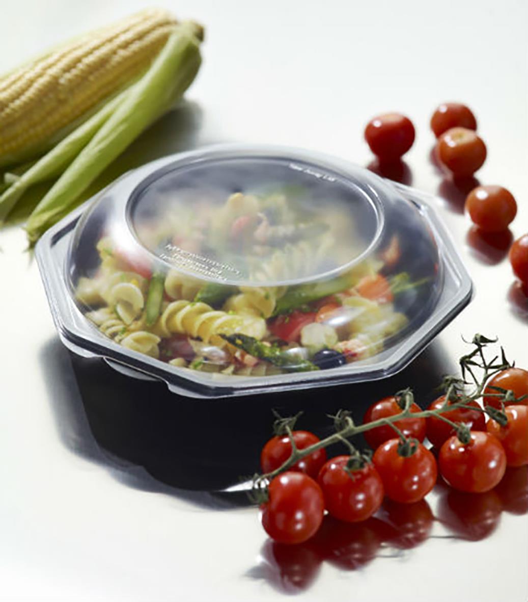Plastform Duni Octaview PS svart/klar 640ml med pasta och grönsaker, omgiven av tomater och majs