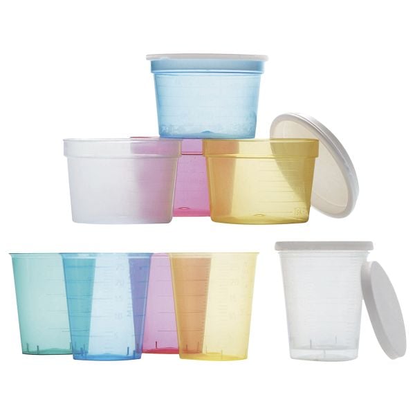 Färgglada medicinbägare i plast med lock, i olika storlekar och färger