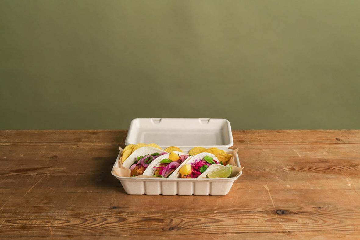 Vit pappersform Duni Mealbox i bagasse med mat, på träbord