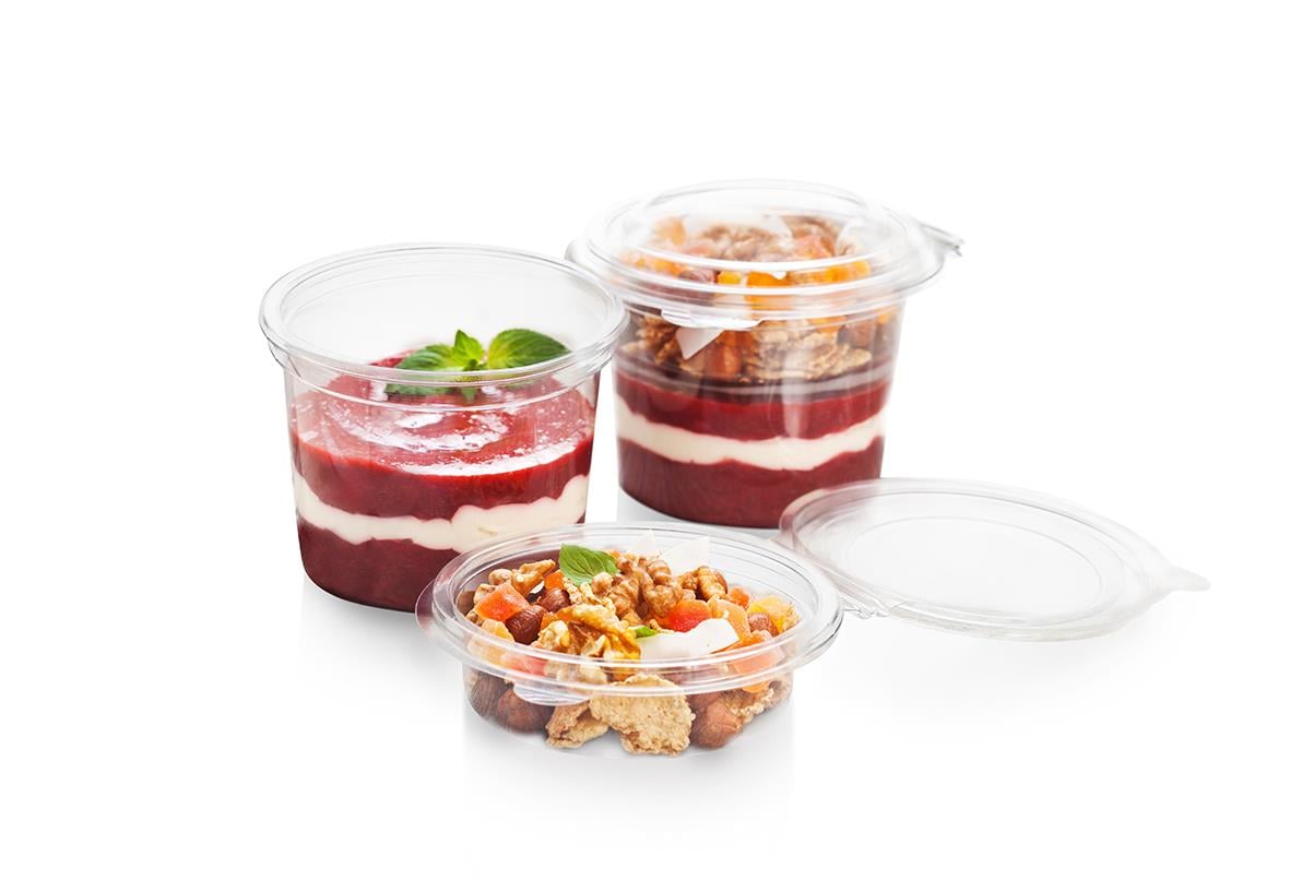 Tre plastdesserter i rund PET Deli-kruka med lock, diameter 104 mm, höjd 76 mm, 400 ml