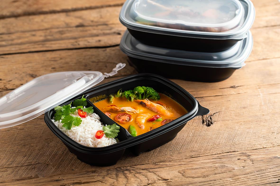 Plastlåda med lock och mat, på träbord, storlek 230x170x50mm, 650/250ml