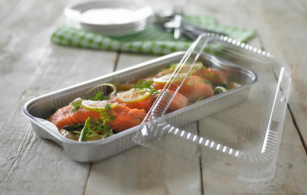 Aluminiumform R2C 380x185x40mm med sallad och lax, lock på sidan