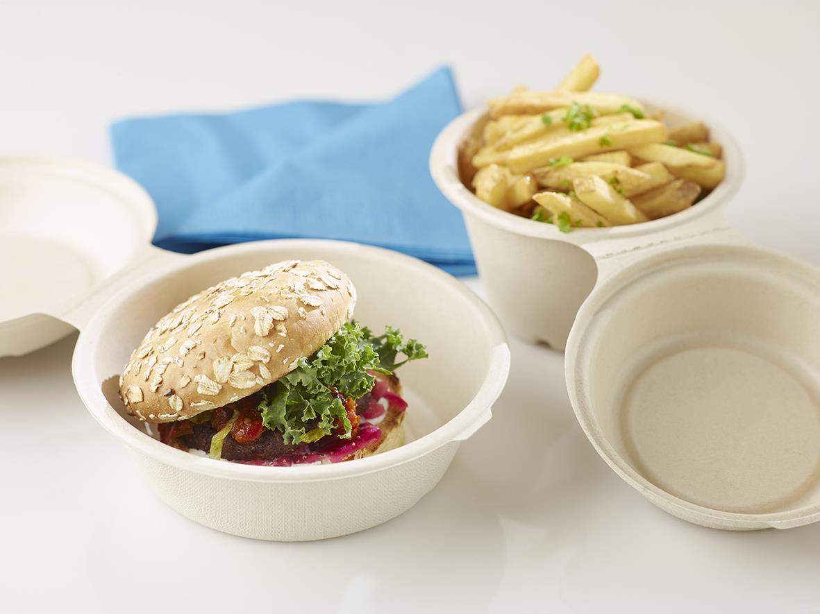 Brun form Duni 575ml i bagasse hängslad, 145x145x100mm, med sallad och pasta